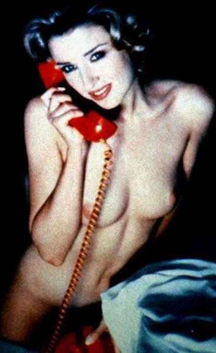 Данни Миноуг ножки голая