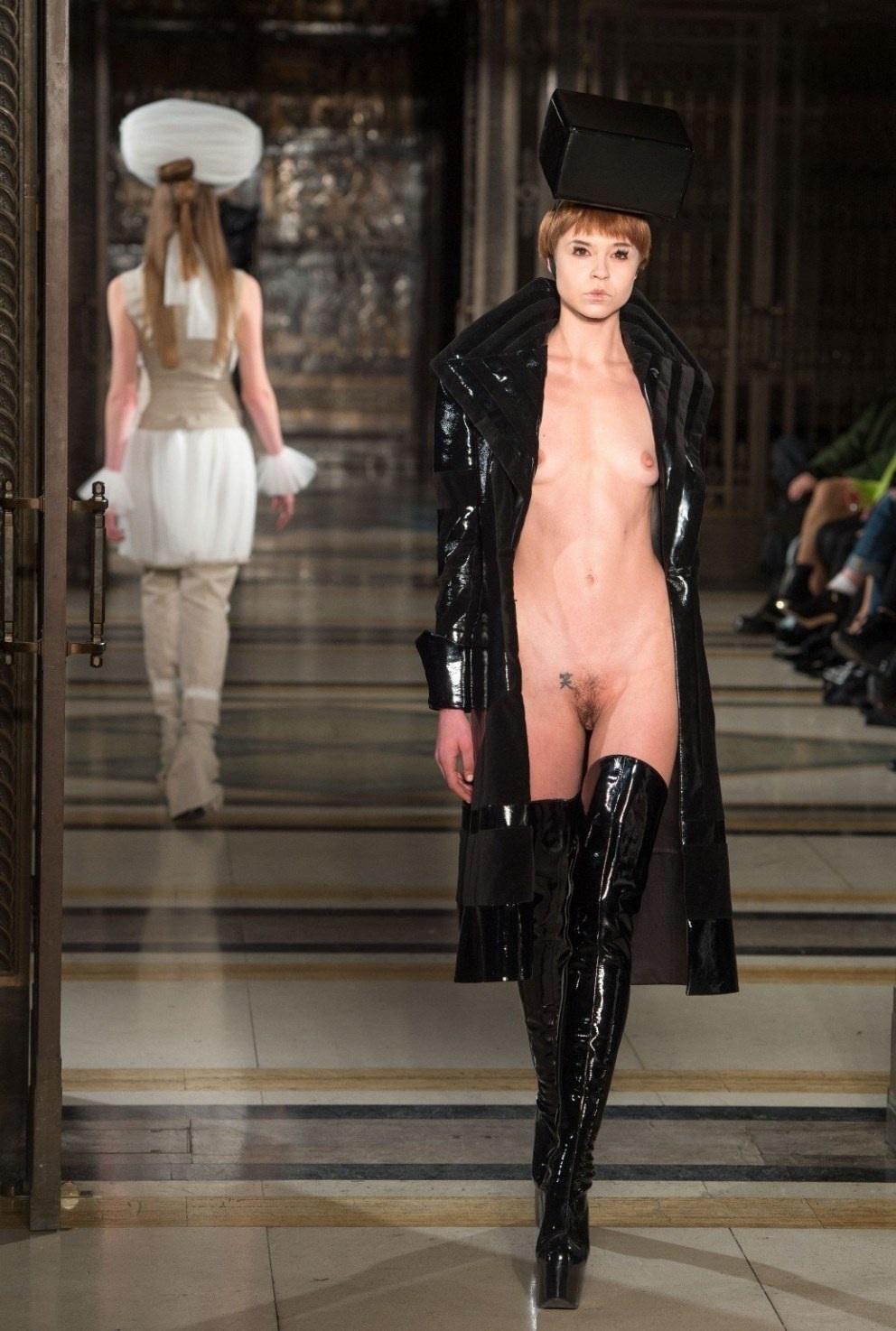 Чарли Ле Минду Charlie le naked