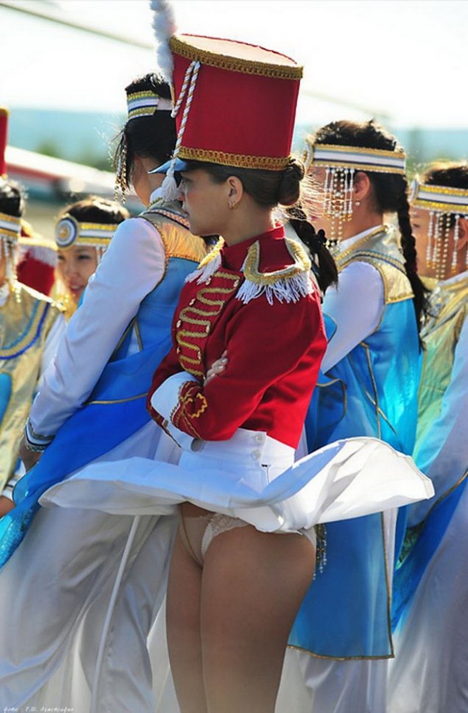 Задрала платье