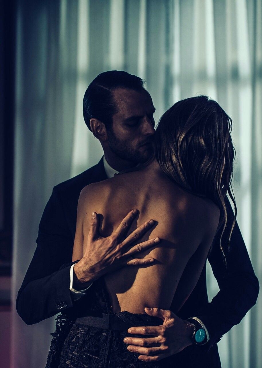 Мужчина обнимает женщину