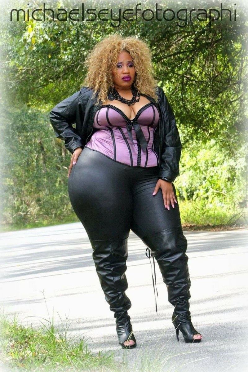 Блэк Чайна стриптизерша