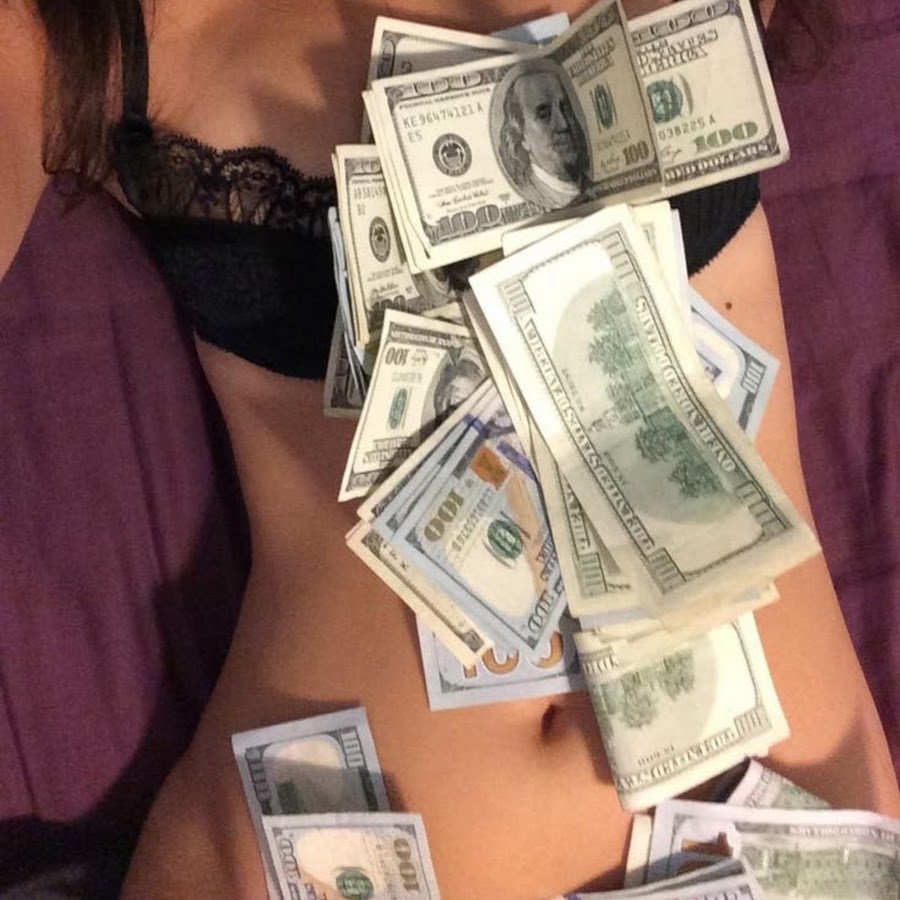 Абсолютно голая девушка пришла в банк за деньгами – фото 18+