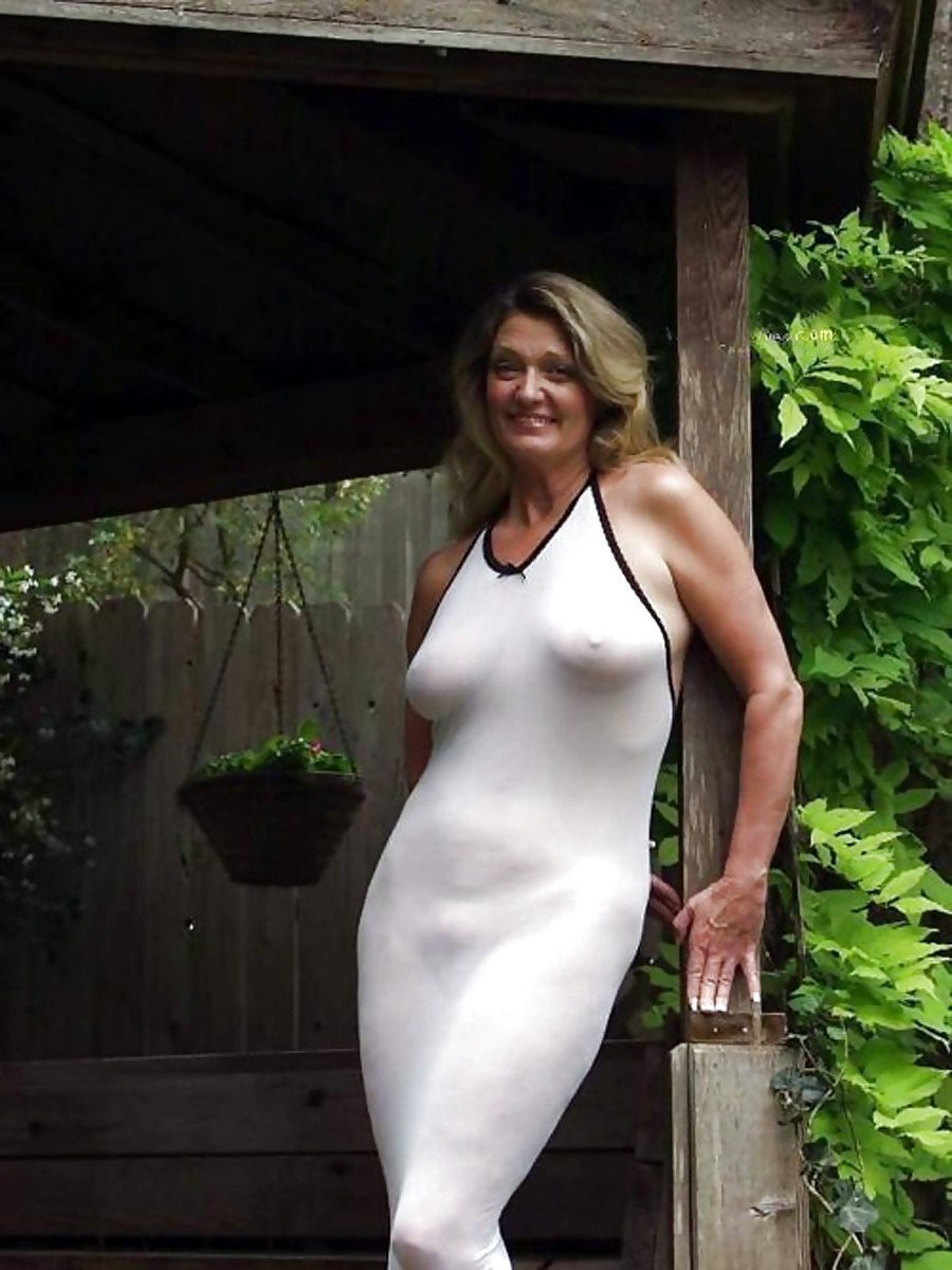 Зрелая жена в эротическом наряде