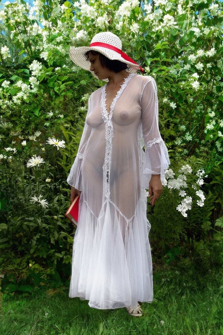 Зрелая в прозрачном платье