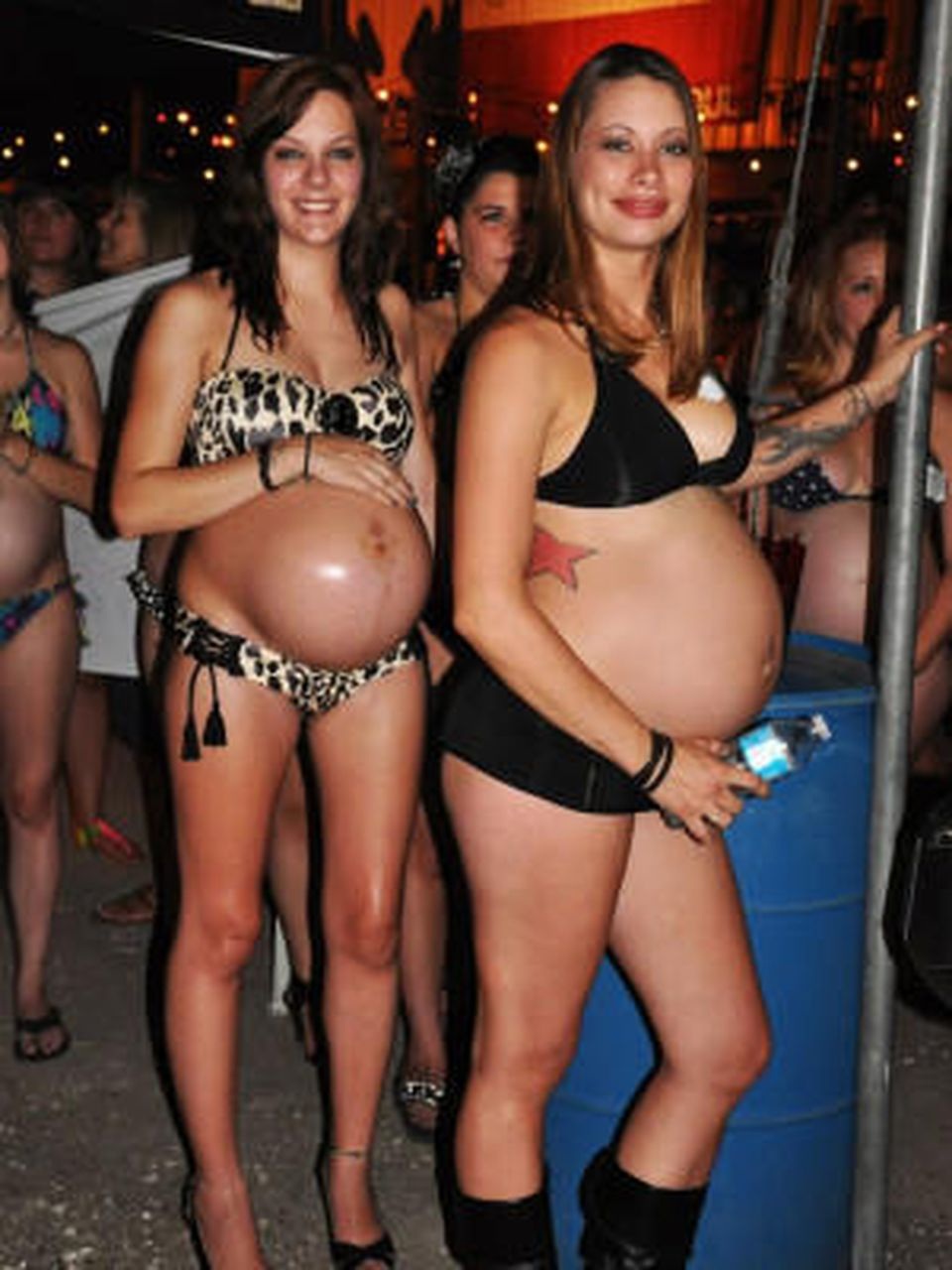 Много голых беременных женщин