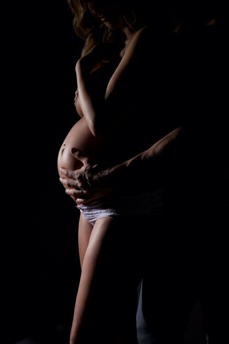 Голые беременные женщины на кровати