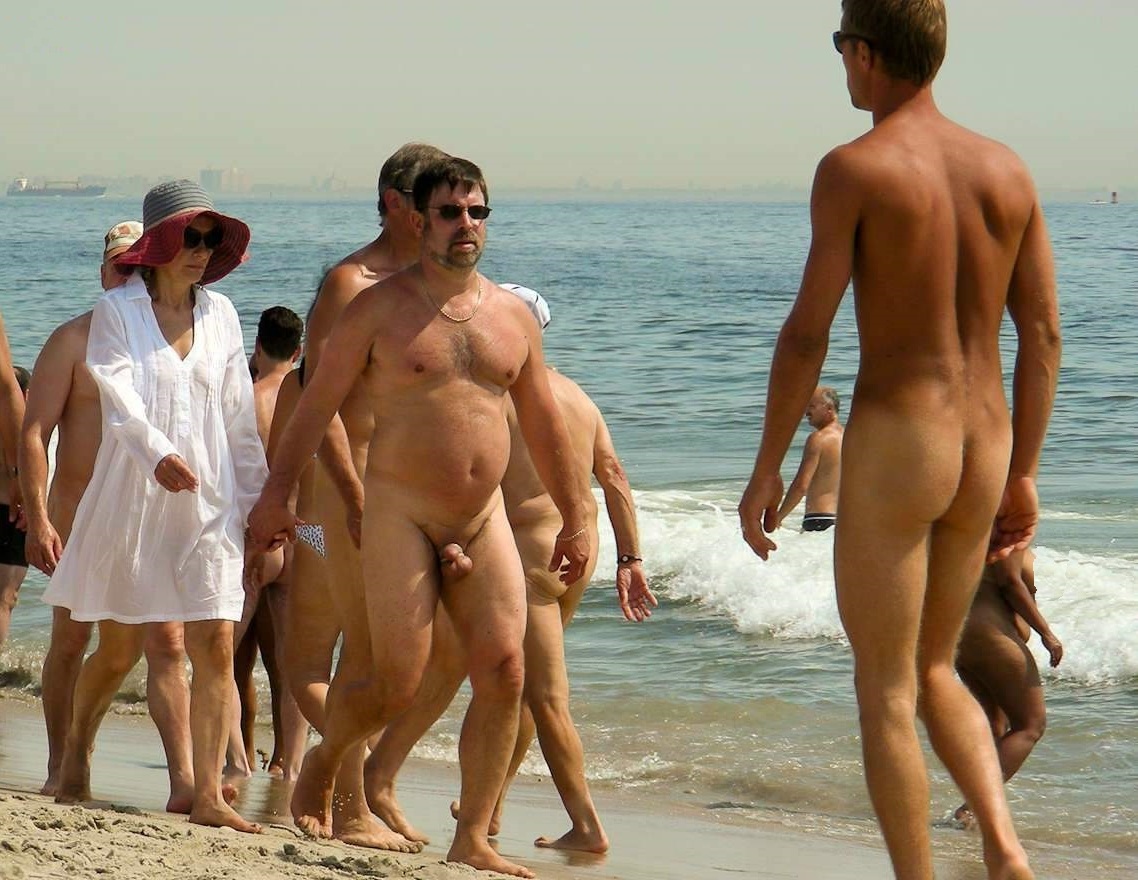 одетые женщины смотрят на голых мужчин