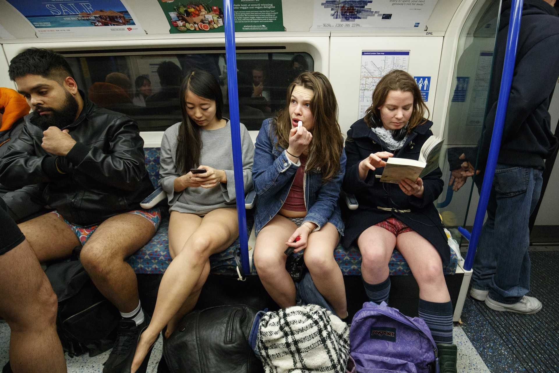 лапают девушек в метро за жопу фото 96