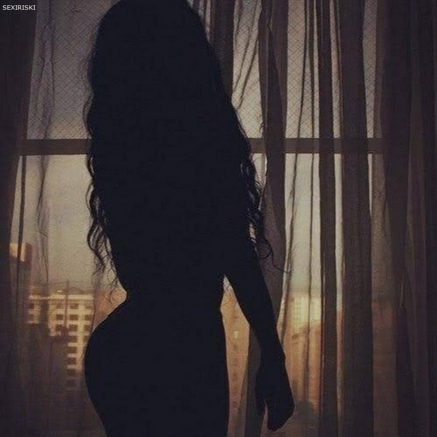 Черноволосая девушка со спины