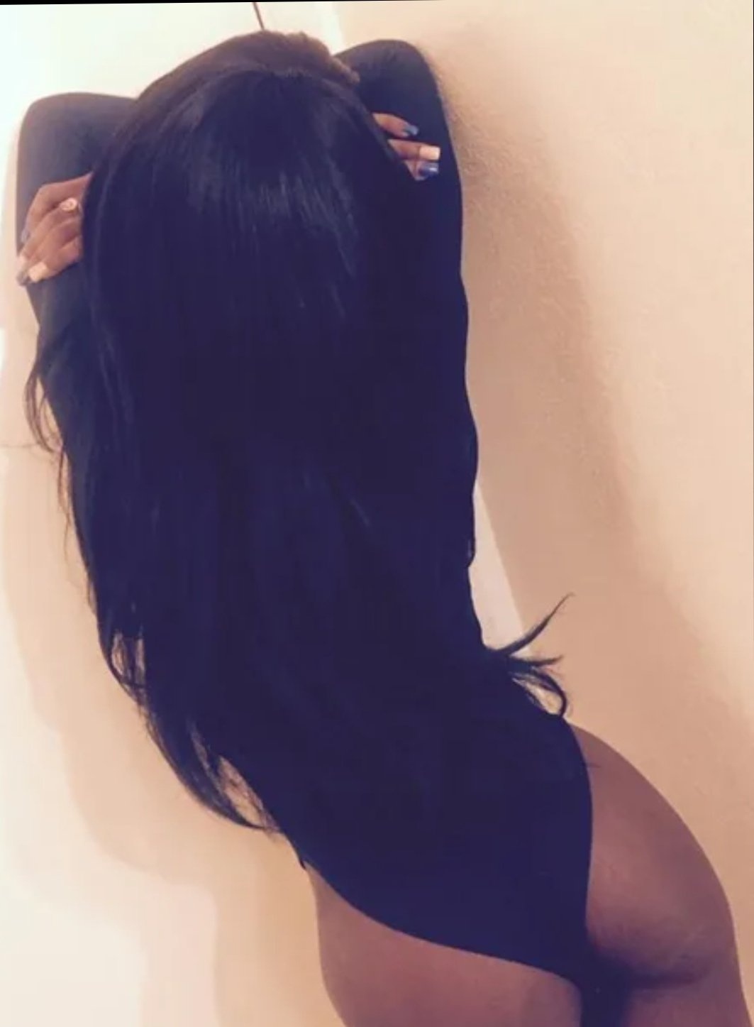 Девушка на кровати СП Ной