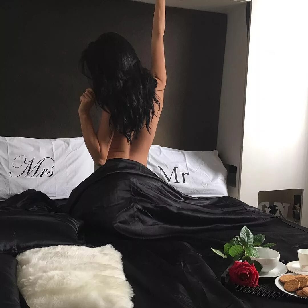 Брюнетка со спины с длинными волосами