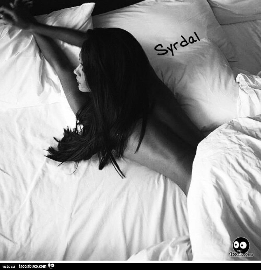 Черненькая девушка со спины