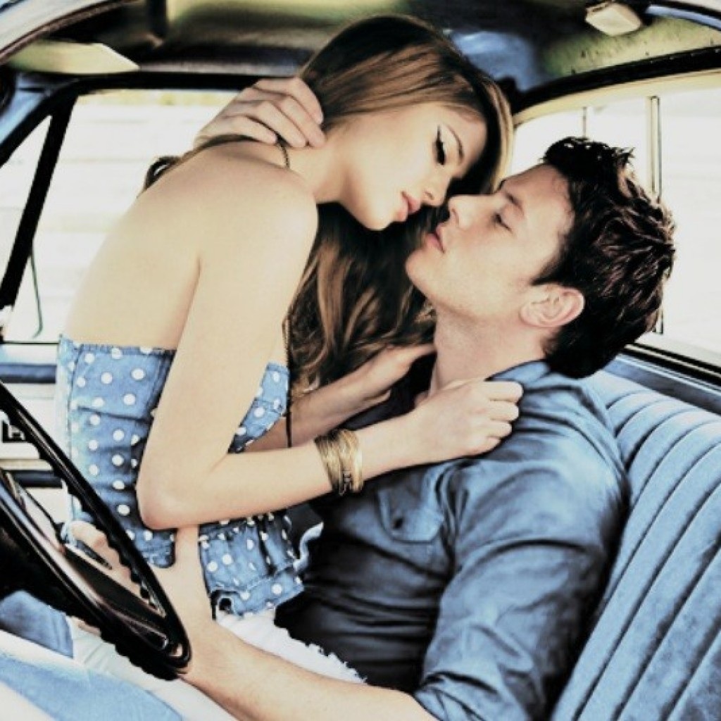 Поцелуй в машине