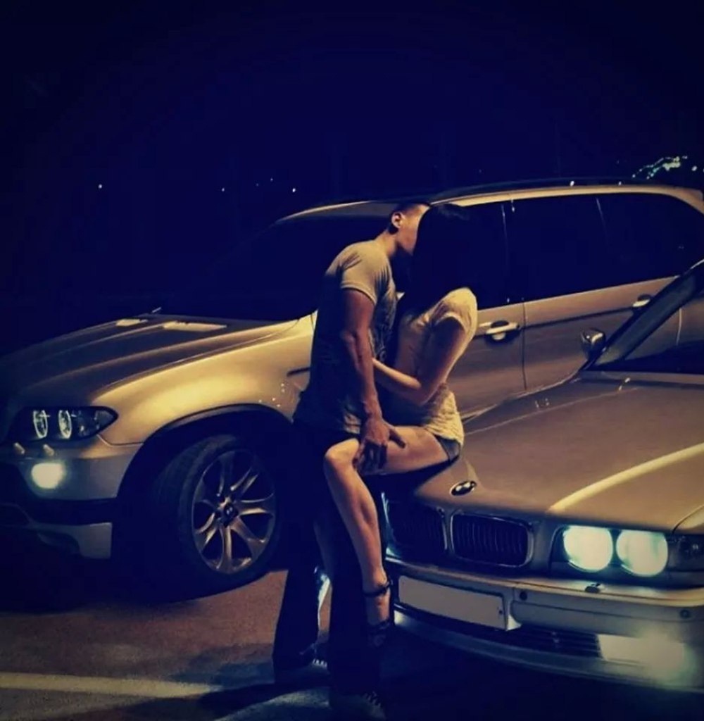 Парень возле машины ночью