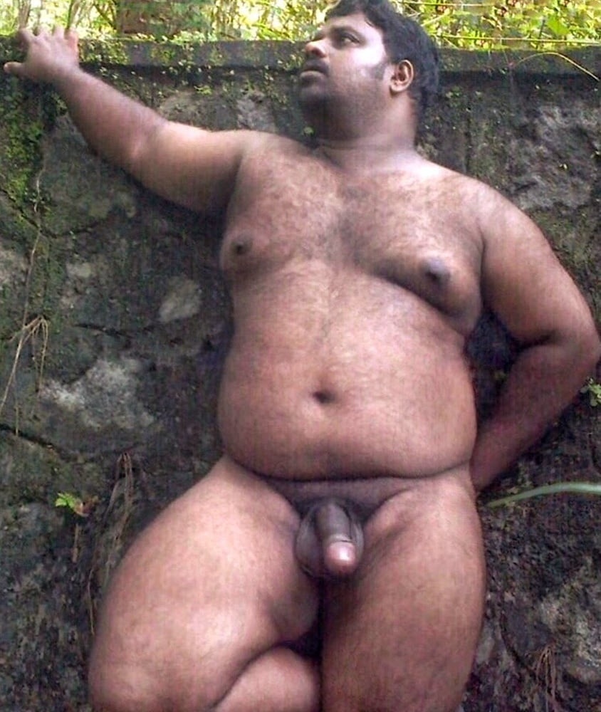 Толстый пузатый мужик голый
