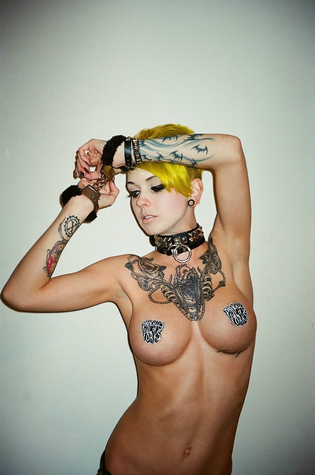 Сара Икс Миллс грудь