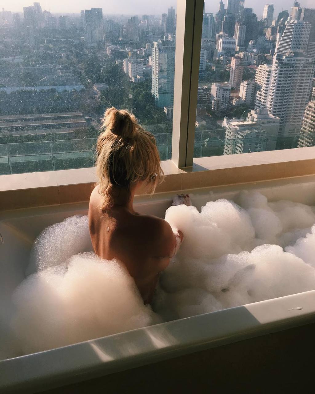 Красивая девушка в ванне