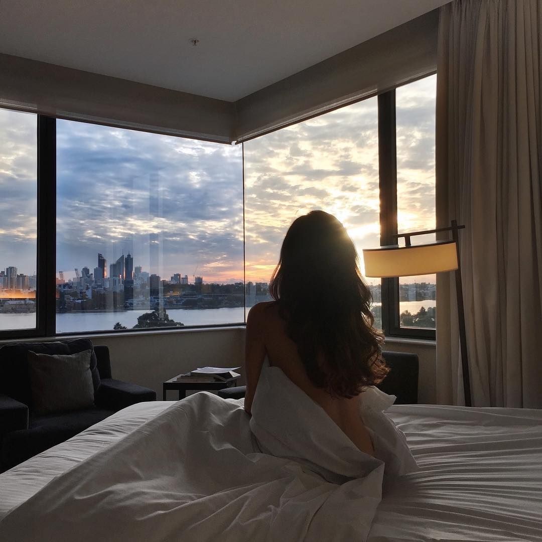 Квартира с панорамными окнами с девушкой