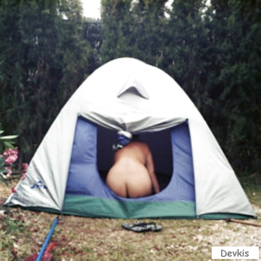 Девушка разделась в походе