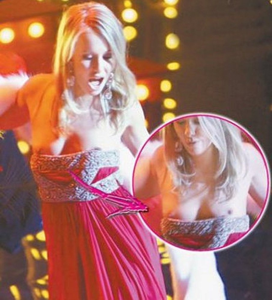 Майли Сайрус голая на сцене