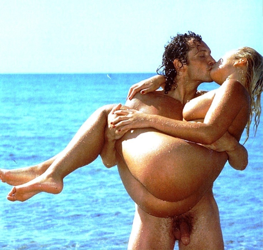 Голые мужчины и женщины на пляже