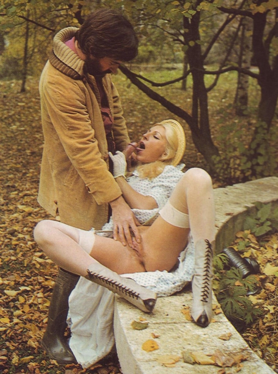 Зрелые бабы ебутся на природе