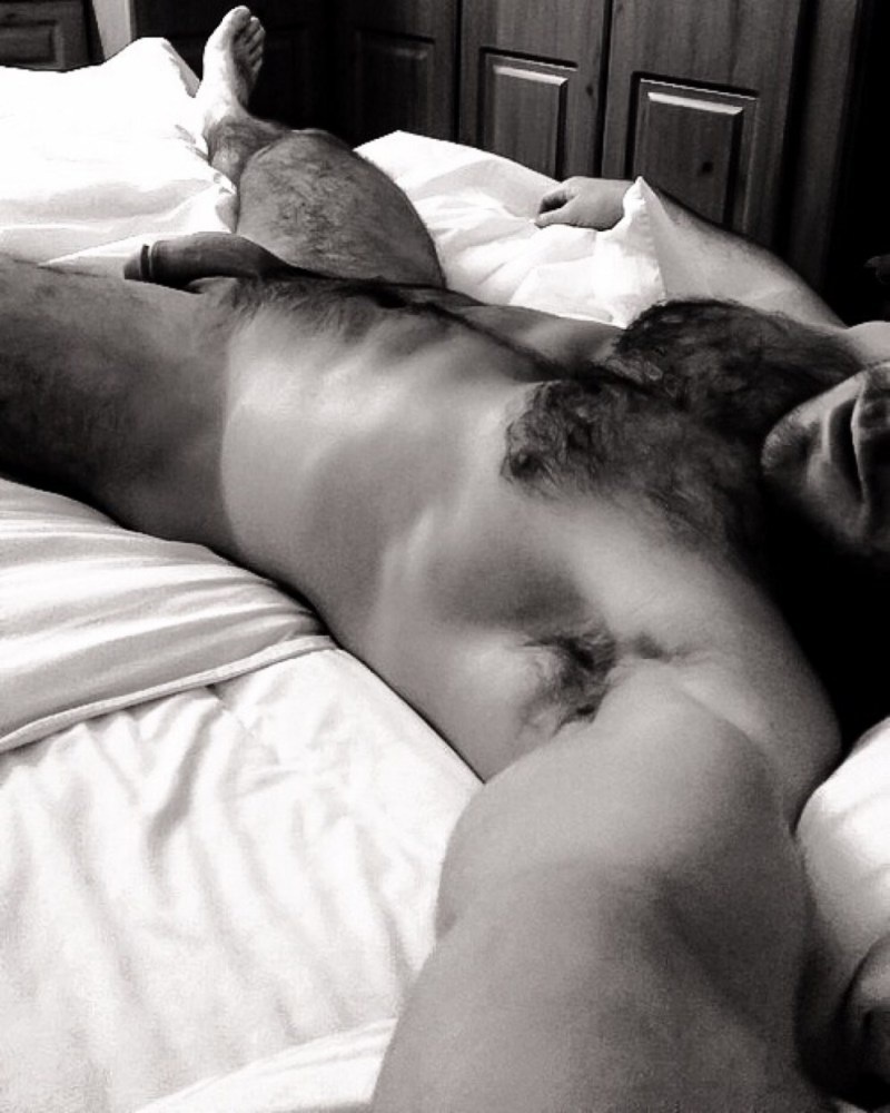 Голый волосатый мужик спит