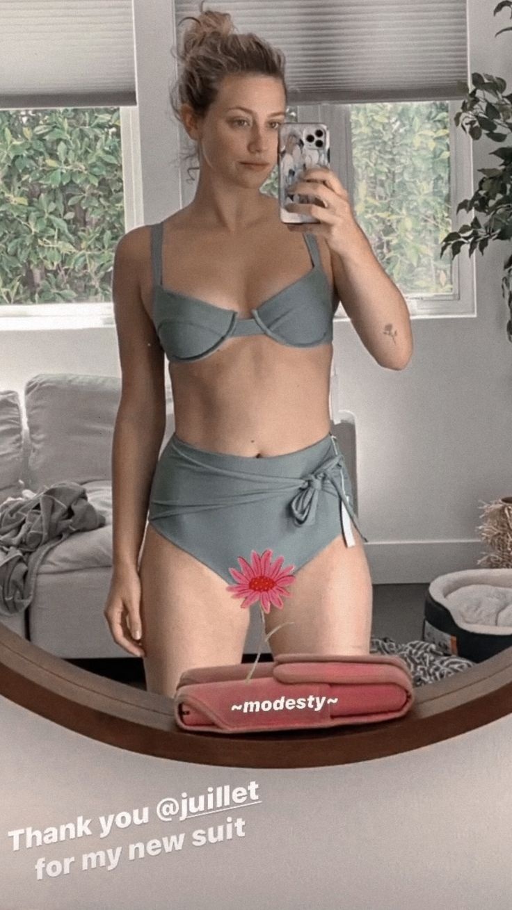 Лили Рейнхарт в Нижнем белье