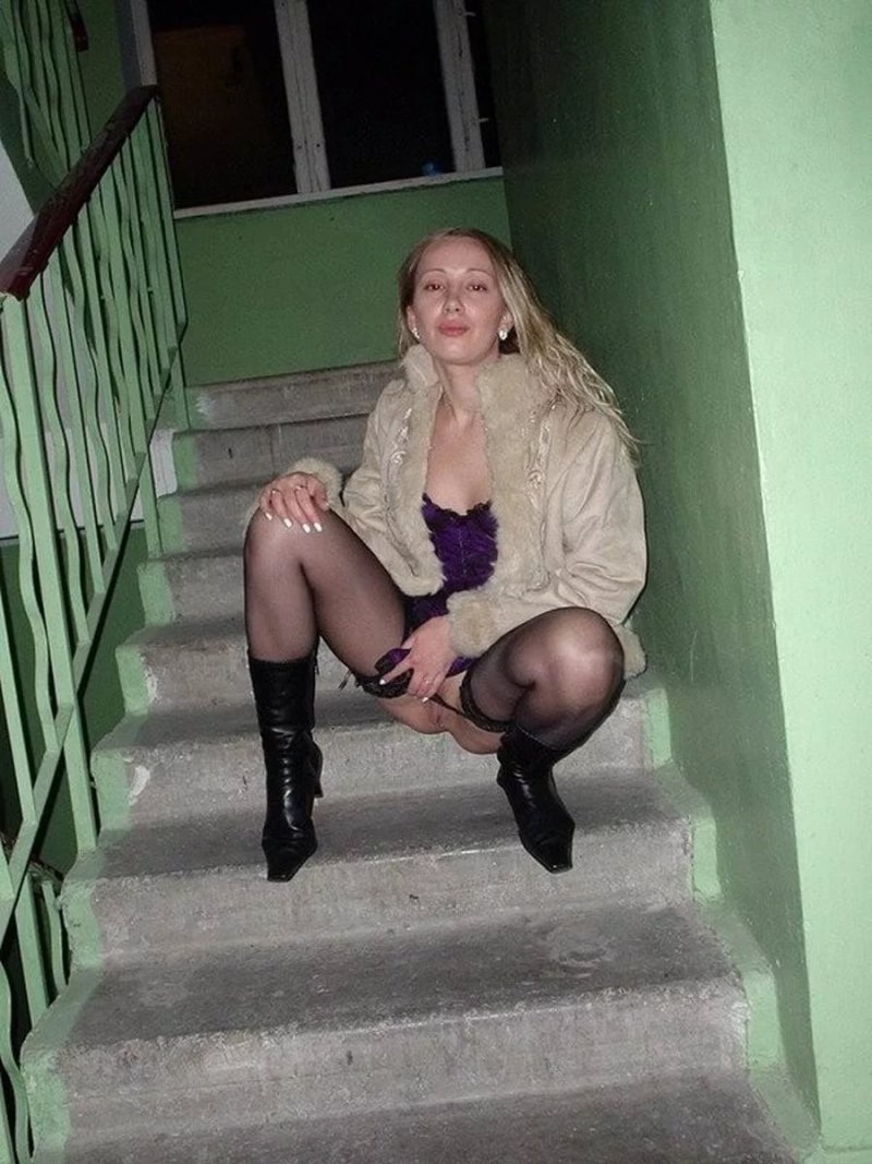 Девушки позируют в подъезде