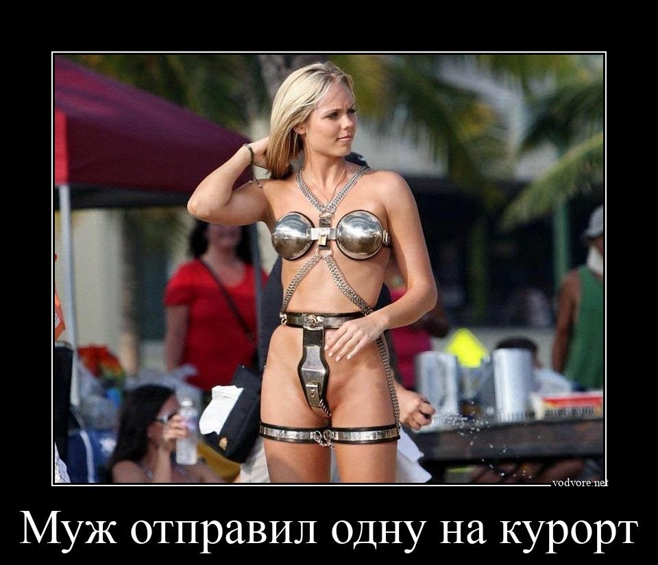 Девушка в купальнике под водой