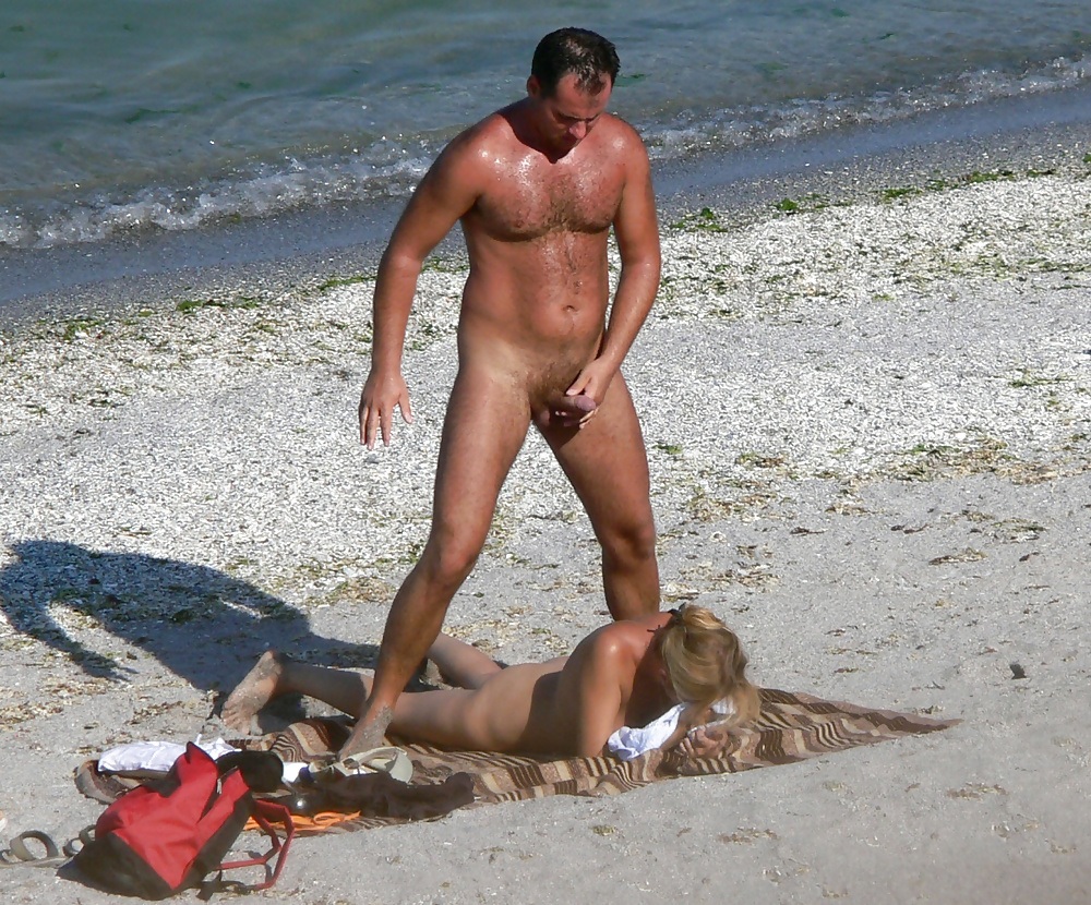 Мужчина и женщина голые стоят