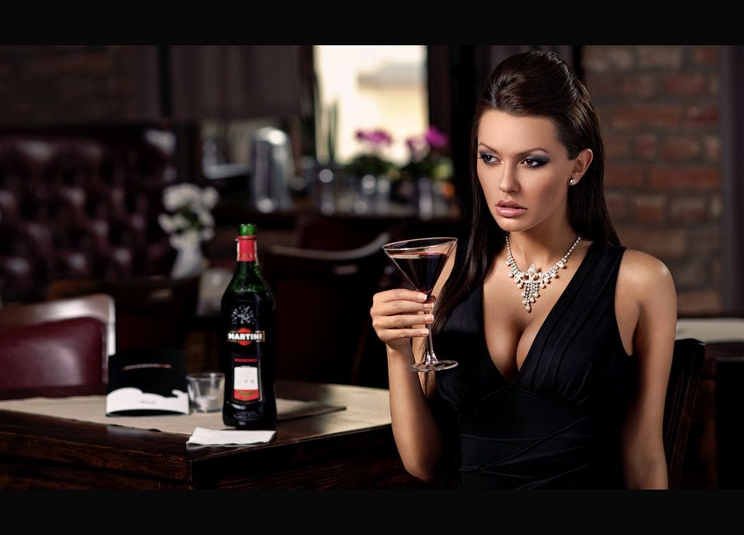 Девушка с вином