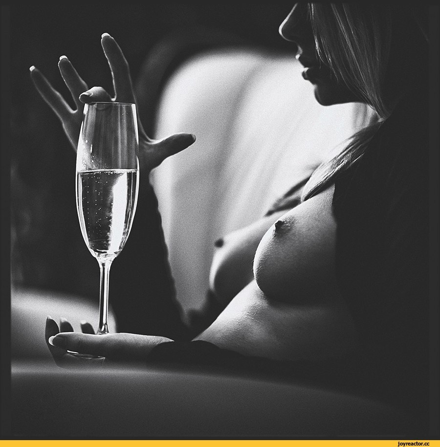 Эротическая фотосессия с бокалом
