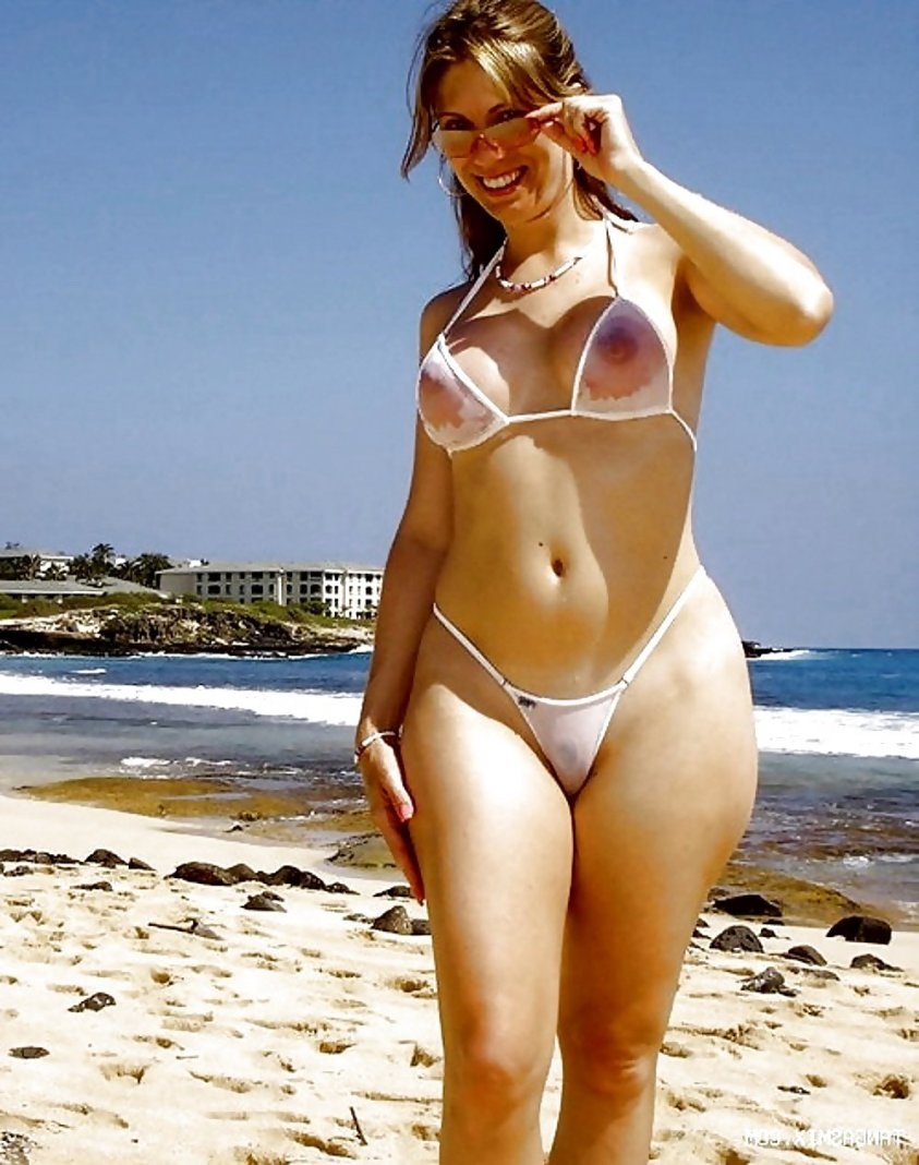 Алисия Димарко в микро бикини