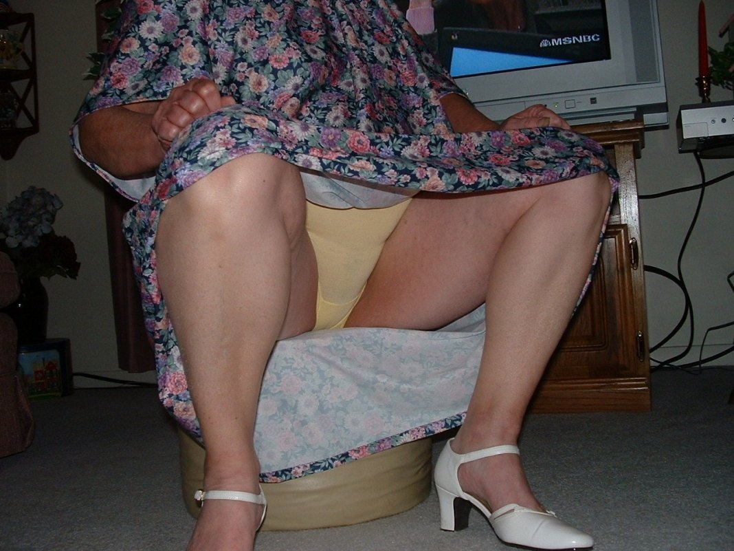 Зрелые волосатые под юбкой