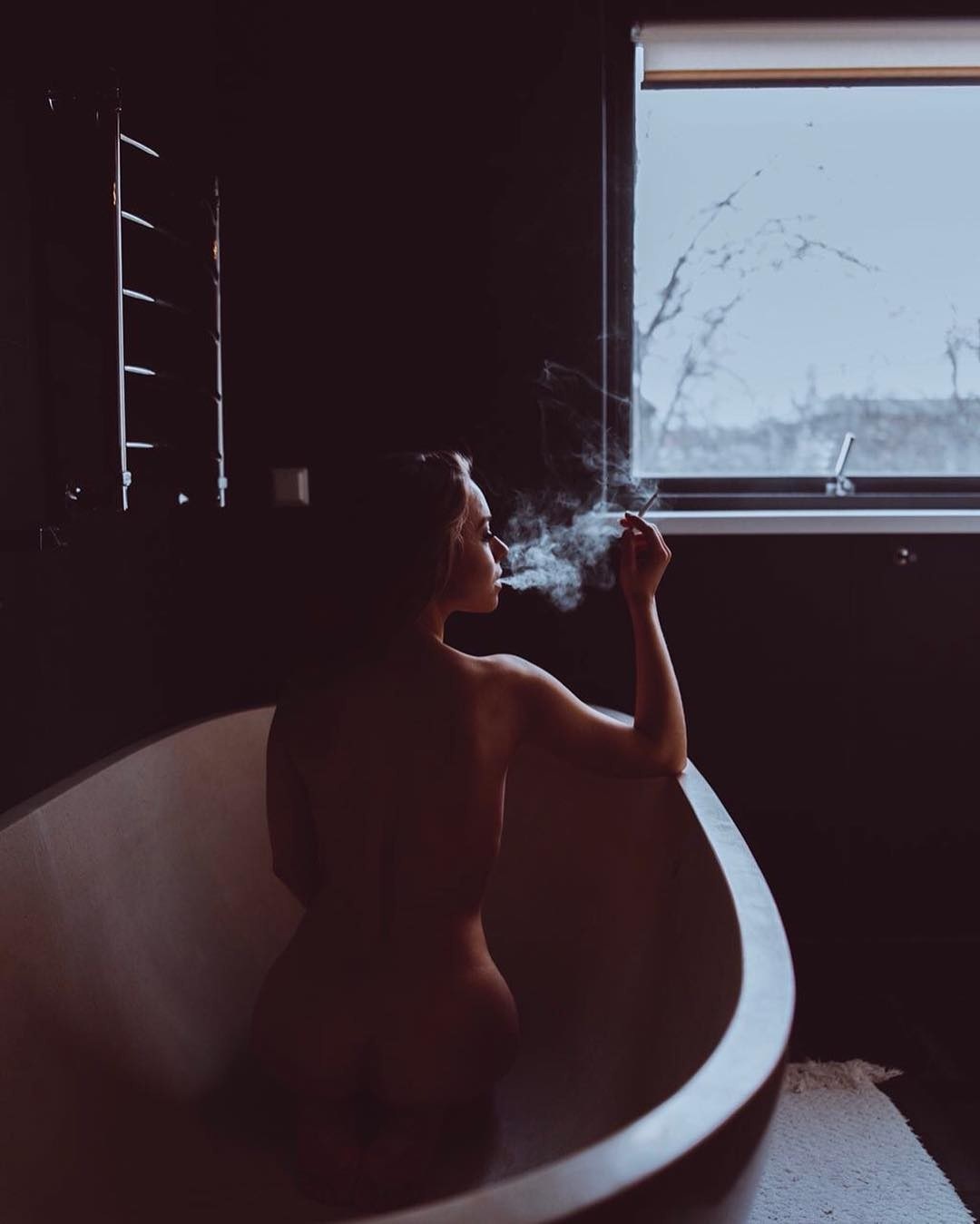 Рина Гришина курит