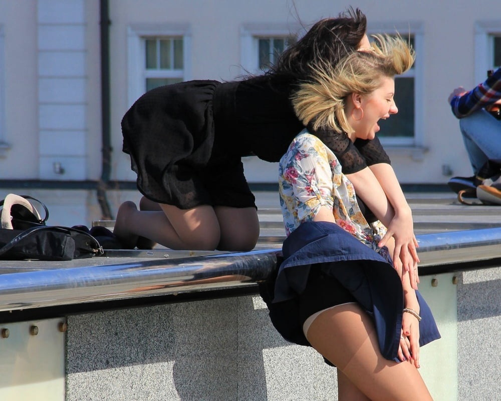 Заглянул под платье