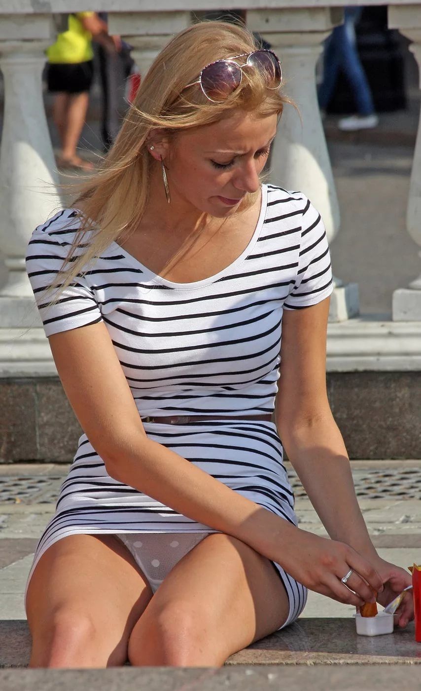 Девушки засветили трусики