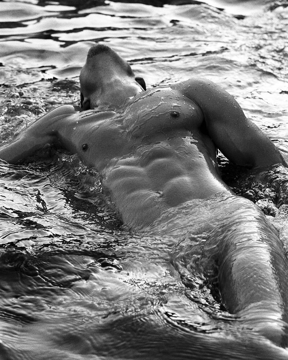 Красивые голые парни на пляже