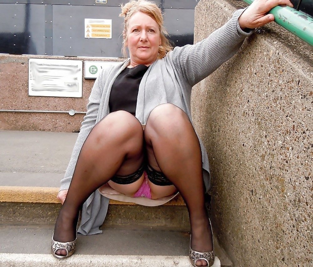 Старые женщины без трусиков