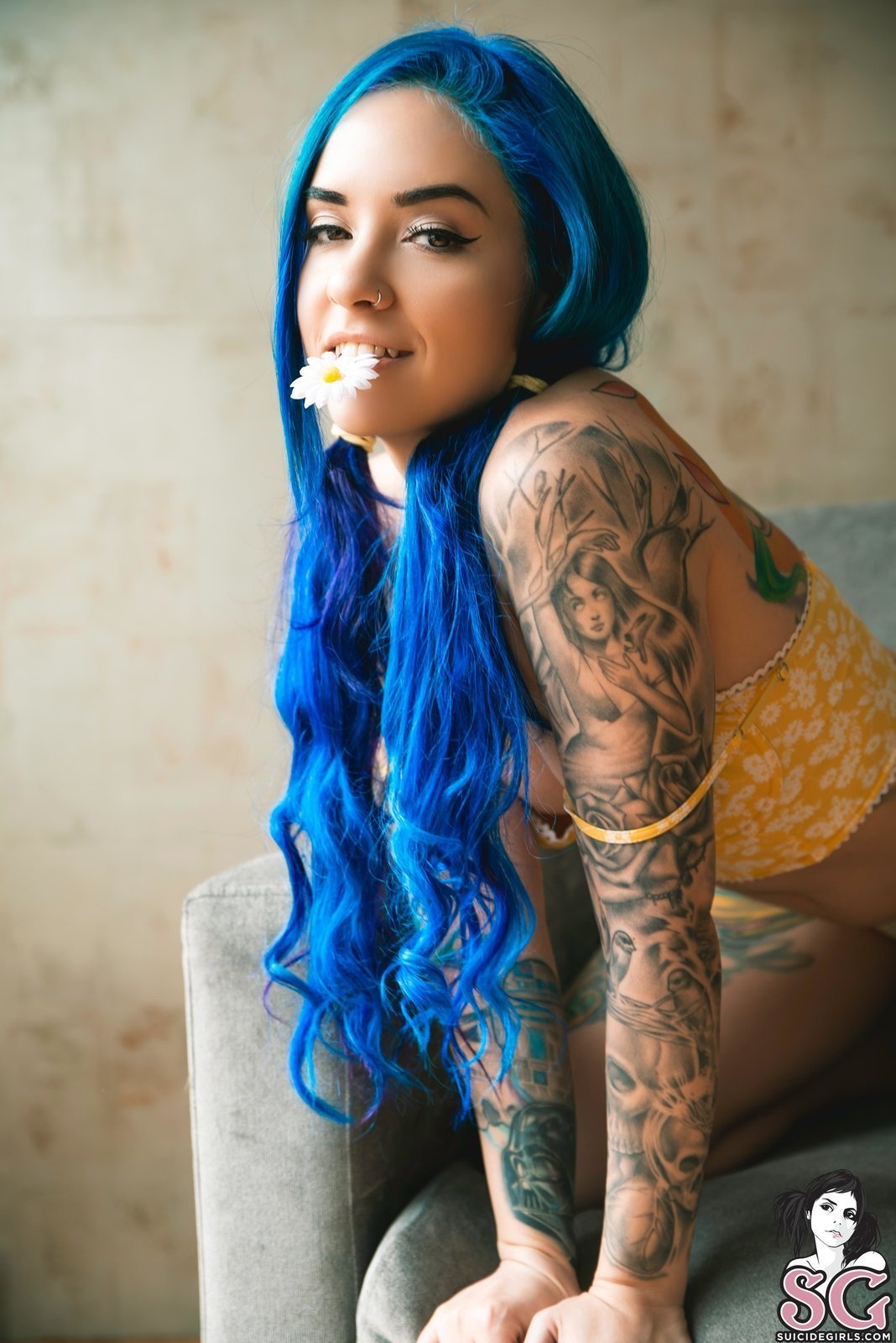 Тату модель с синими волосами