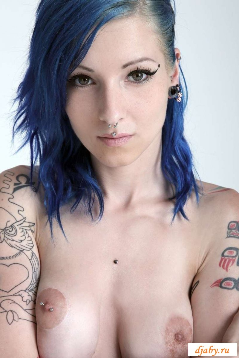 Порноактриса с синими волосами