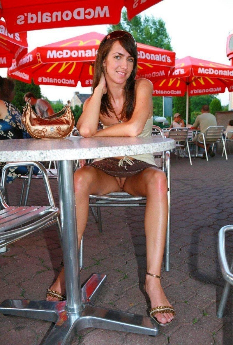 Девушки на корточках без трусов