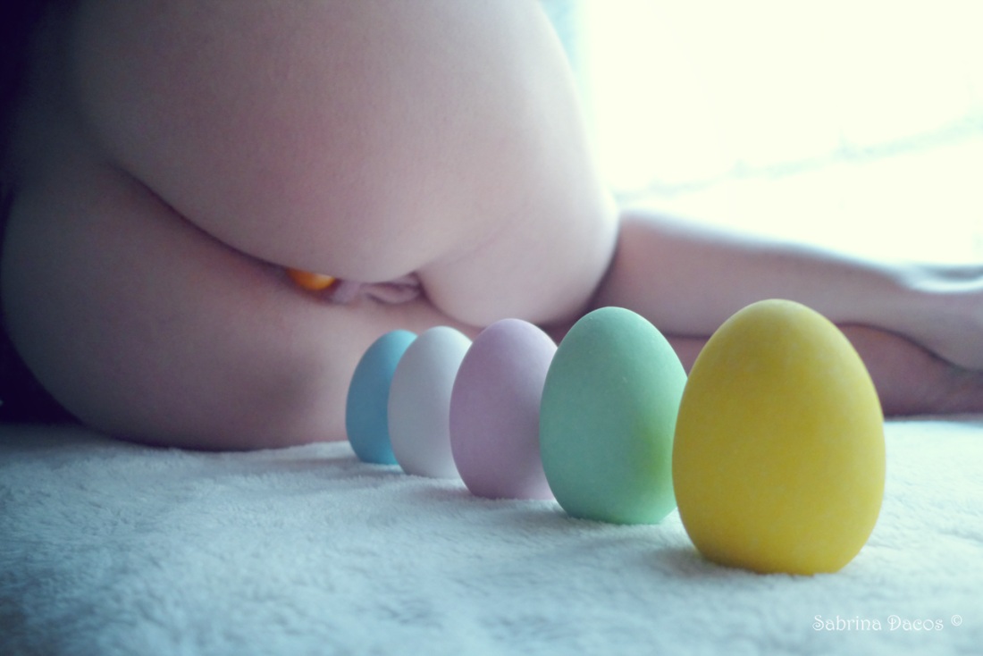 Девушка с яйцами