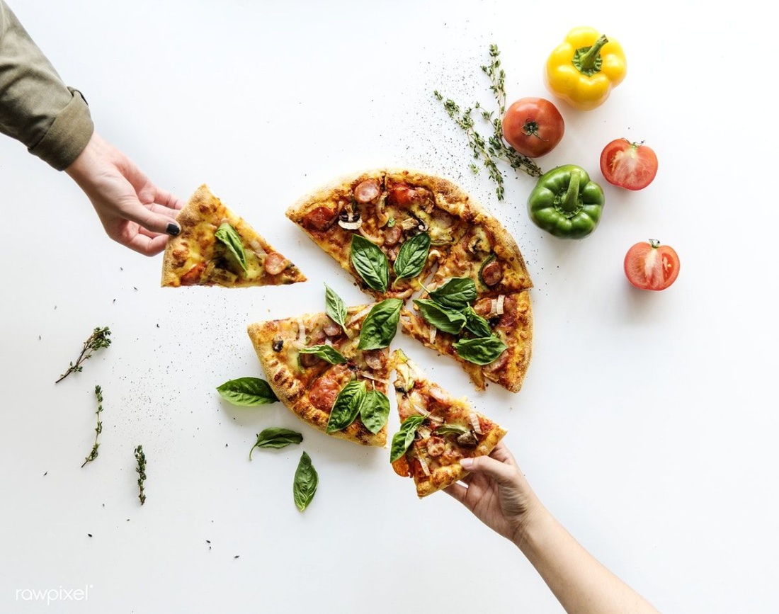 Кусок пиццы в руке вид сверху