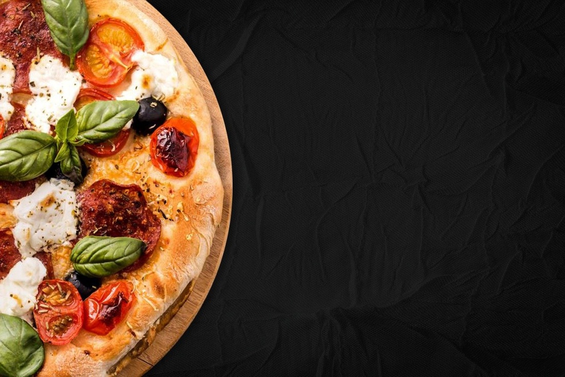 Пицца на черном фоне