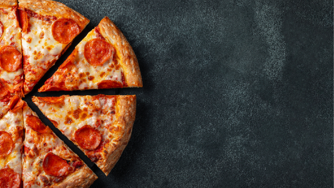 Пицца пепперони на темном фоне