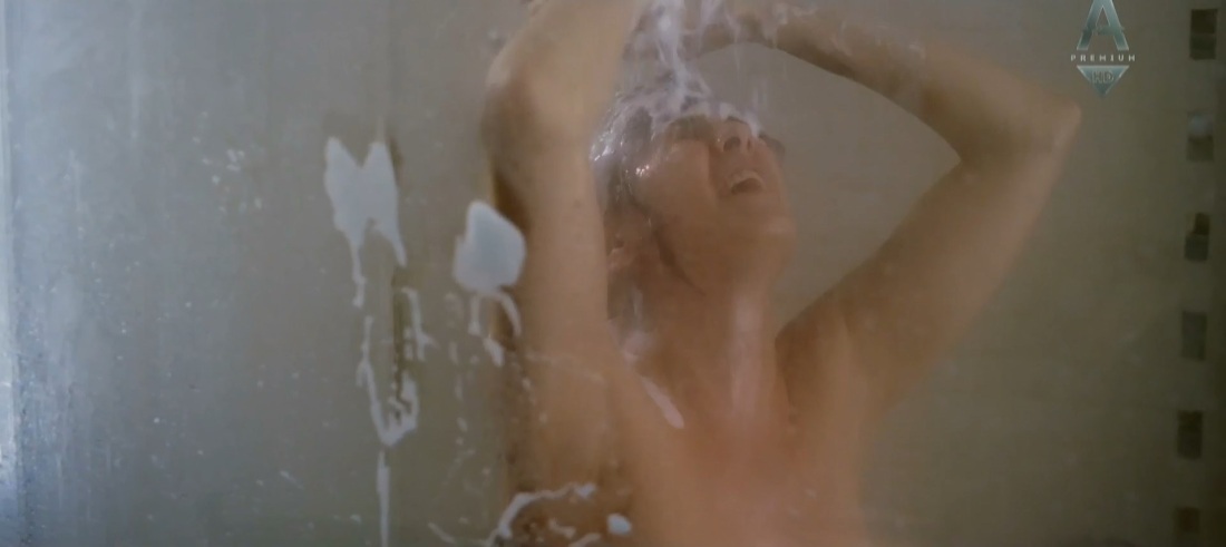 Карла Диас голая грудь