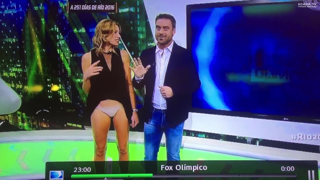 Ведущая без Нижнего белья