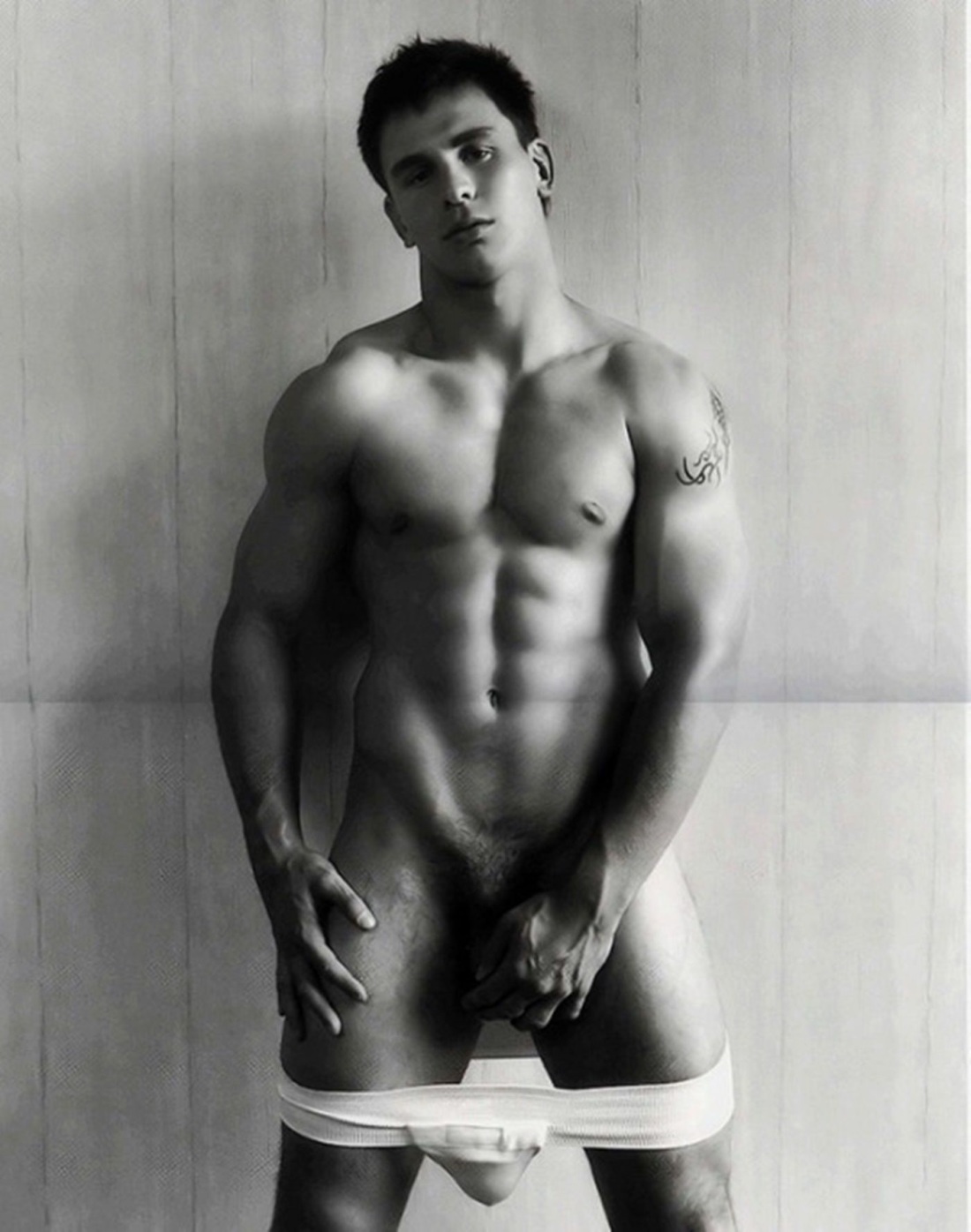 Красивый кунилингус в бассейне